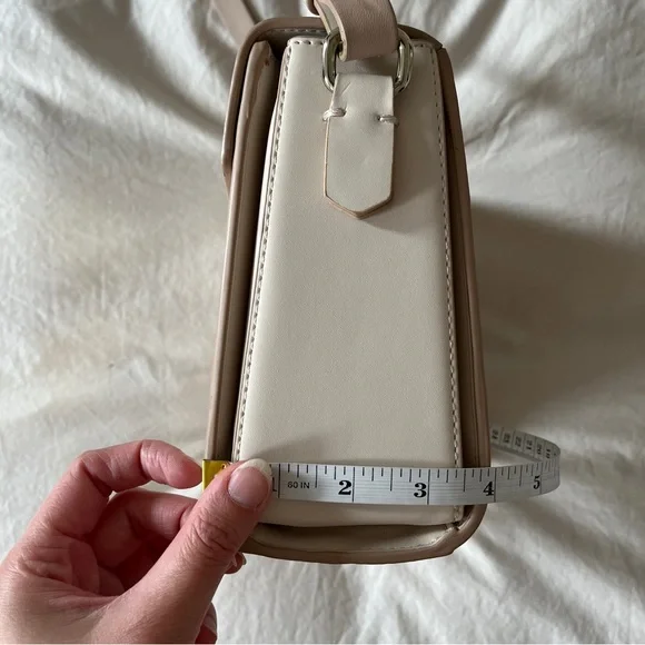 Cream Shoulder Bag with Golden Metal Clasp - Picture 15 of 16